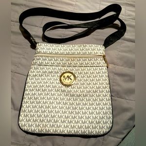 MICHAEL KORS SIDE CROSSBODY BAG MONOGRAM PRINT WITH GOLD TONE HARDWARE MINT COND